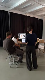 Das Fototeam sichtet Bilder auf einem Bildschirm