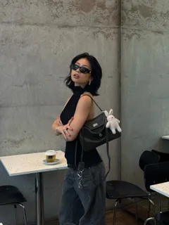 TingTing Lai mit Balenciaga-Tasche an einem Cafétisch