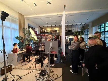 Die Crew rund um die Kamera im Loft
