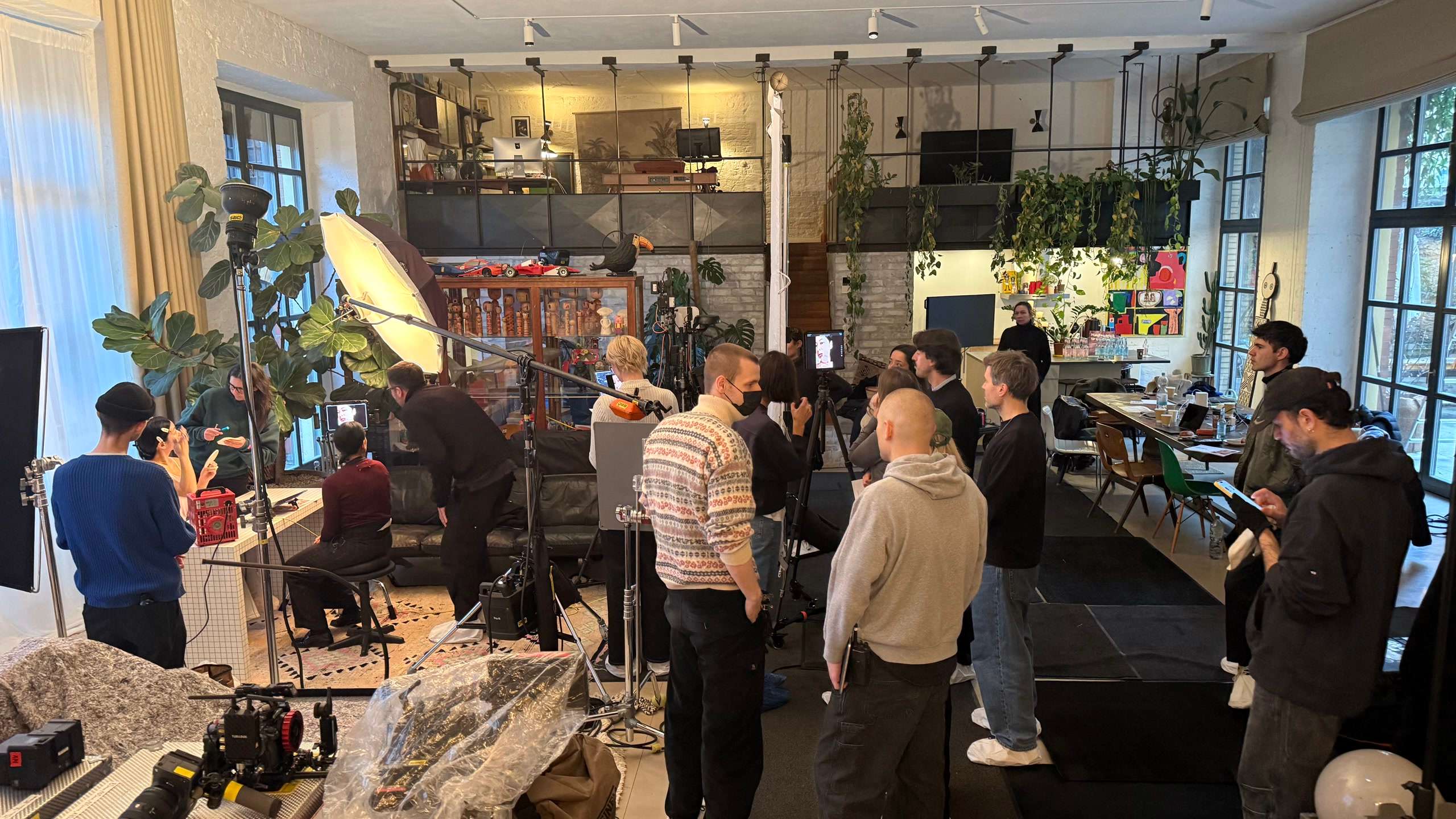Das Set von Estée Lauder × Zalando in einem Berliner Loft: Crew, Licht und Monitore rund um die Drehfläche