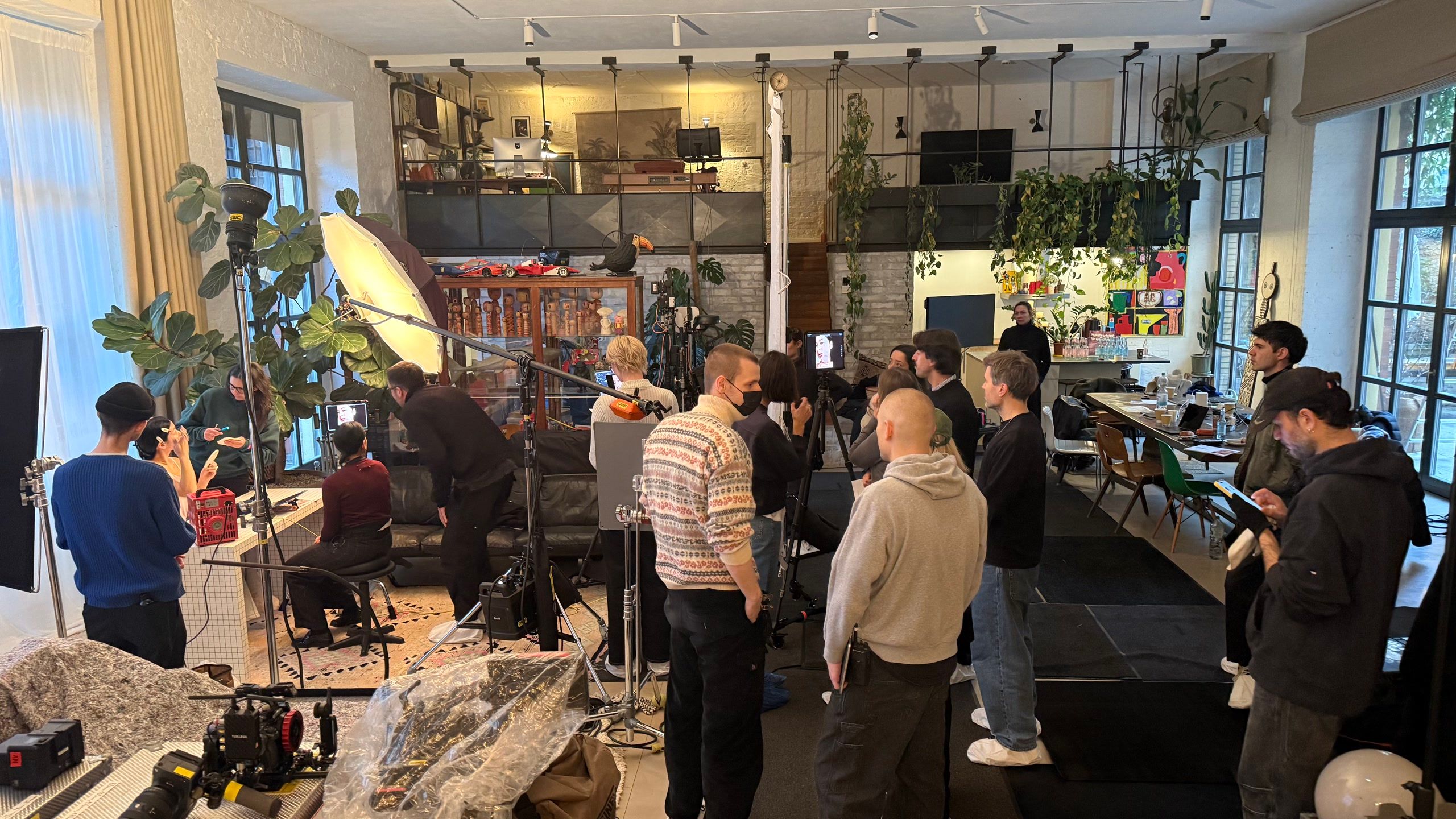 Das Set von Estée Lauder × Zalando in einem Berliner Loft: Crew, Licht und Monitore rund um die Drehfläche