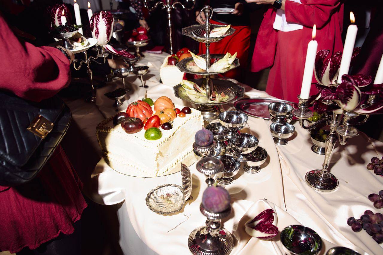 Ein in Rot gedeckter Tisch mit Obst, Silber und Kerzen beim Launch Event von The Female Company