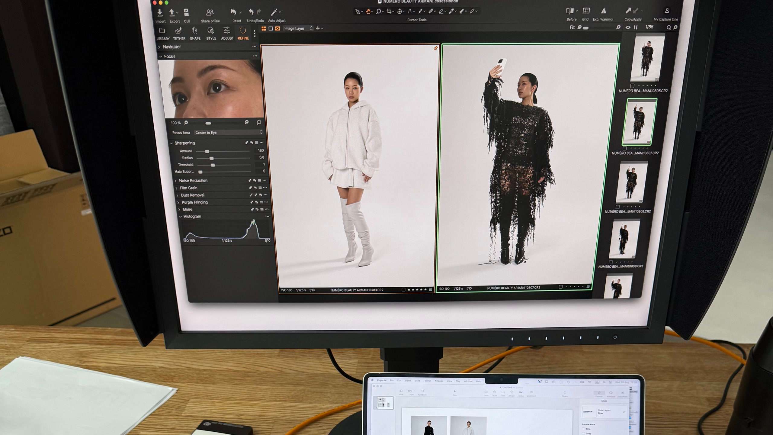 Der Capture-Platz beim Shoot für Numéro Berlin: zwei Looks von TingTing Lai nebeneinander auf dem Monitor