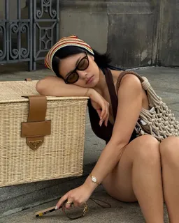 TingTing Lai an einem Prada-Weidenkorb mit Netztasche