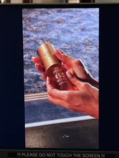 Ein Monitor zeigt Hände mit einem Cheirosa 62 Intense Perfume Mist