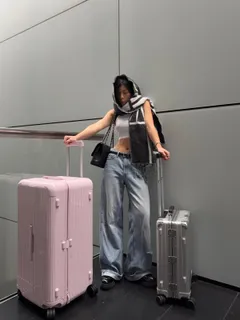 TingTing Lai mit rosa und silbernem Rimowa-Koffer
