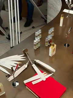 Duftstreifen, Flakons und ein rotes Notizbuch auf dem Labortisch