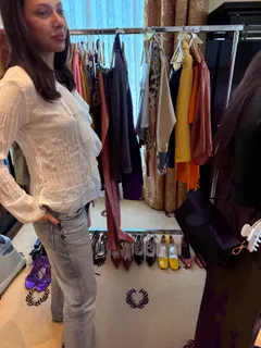 Eine Kleiderstange mit Looks, darunter eine Reihe Schuhe